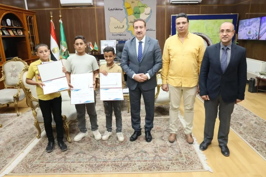 محافظ المنوفية يكرم ثلاث طلاب بساقية أبو شعرة لأمانتهم