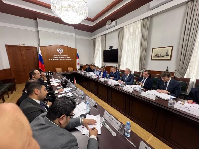 رئيس هيئة الرعاية الصحية يلتقي وزير الصحة الروسي لبحث وتبادل الخبرات والبحوث وعلاجات ولقاح السرطان “EnteroMix”