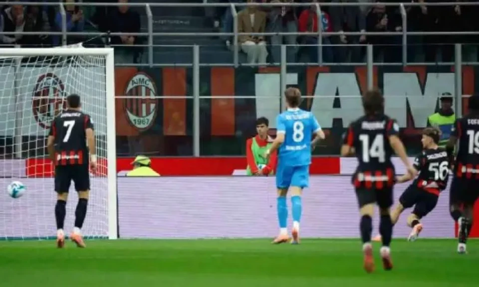 ”ميلان” يقتنص صدارة الدوري الإيطالي بفوزه المثير على ”نابولي” 2-1