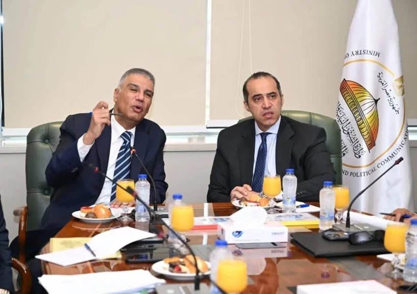 وزير الشؤون النيابية ومحافظ أسوان  يعقدان اجتماعاً لتعويض المتضررين من السد