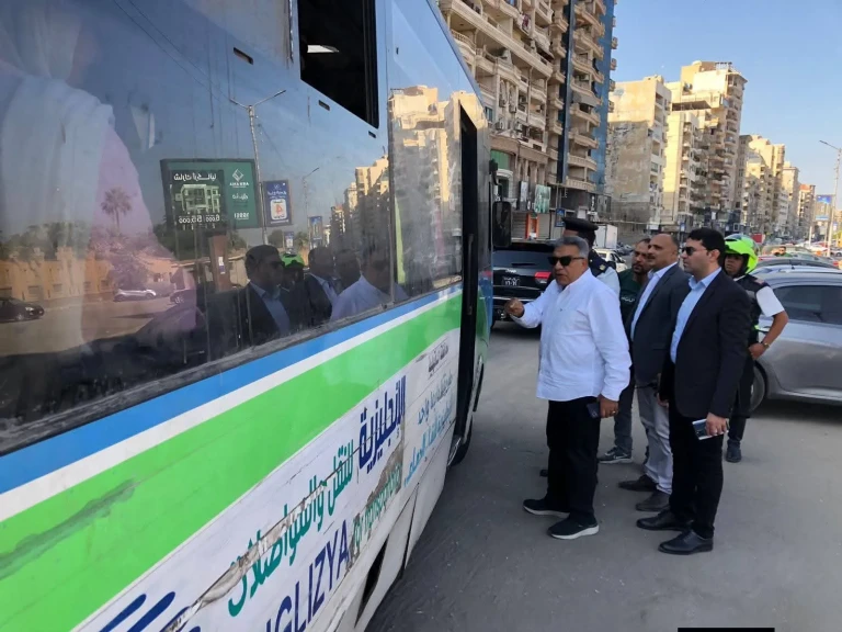 محافظ الدقهلية يتابع حركة السيارات بشارع المشاية بالمنصورة