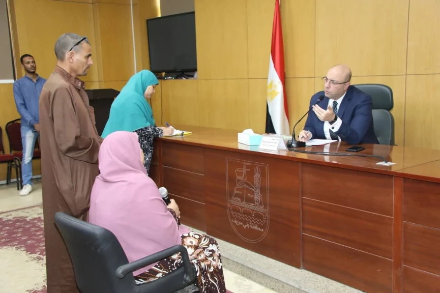محافظ بني سويف يستمع لمطالب وشكاوى واحتياجات المواطنين في القطاعات والمرافق الخدمية