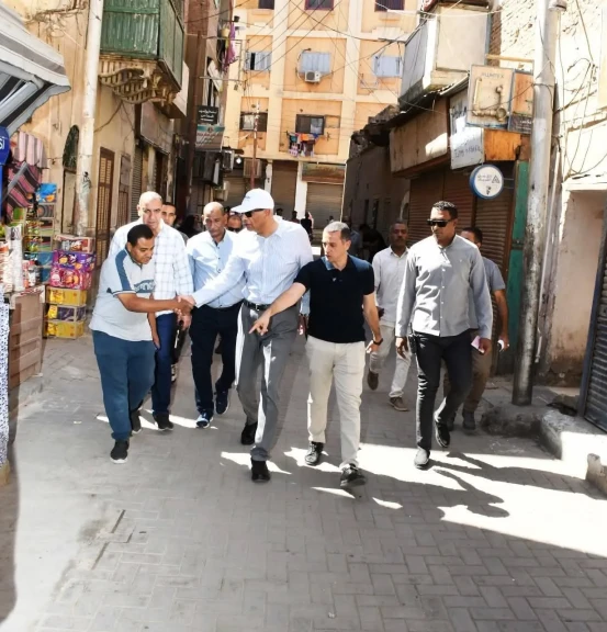 محافظ أسوان يواصل جولاته الميدانية بتفقد الأسواق والشوارع والميادين
