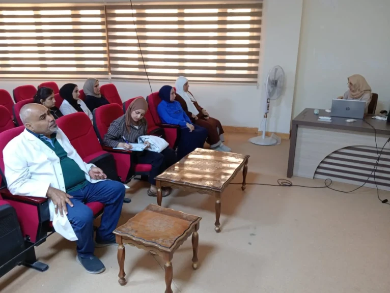 كلية طب المستنصرية ببغداد تقيم محاضرة علمية عن أهمية جين الدهالوجينيز مع المواد الغريبة