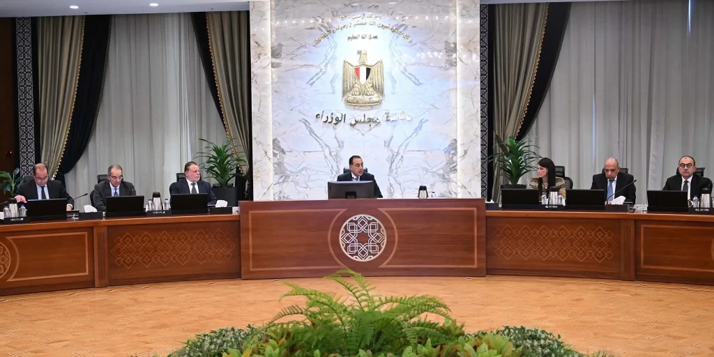 رئيس الوزراء يتابع موقف برنامج الطروحات الحكومية