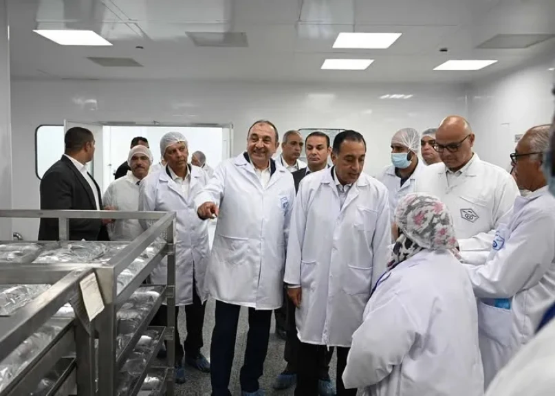 رئيس الوزراء يتفقد مصنع ”المستحضرات الصيدلية الصلبة” ومصنع ”المحاليل الوريدية كبيرة الحجم”