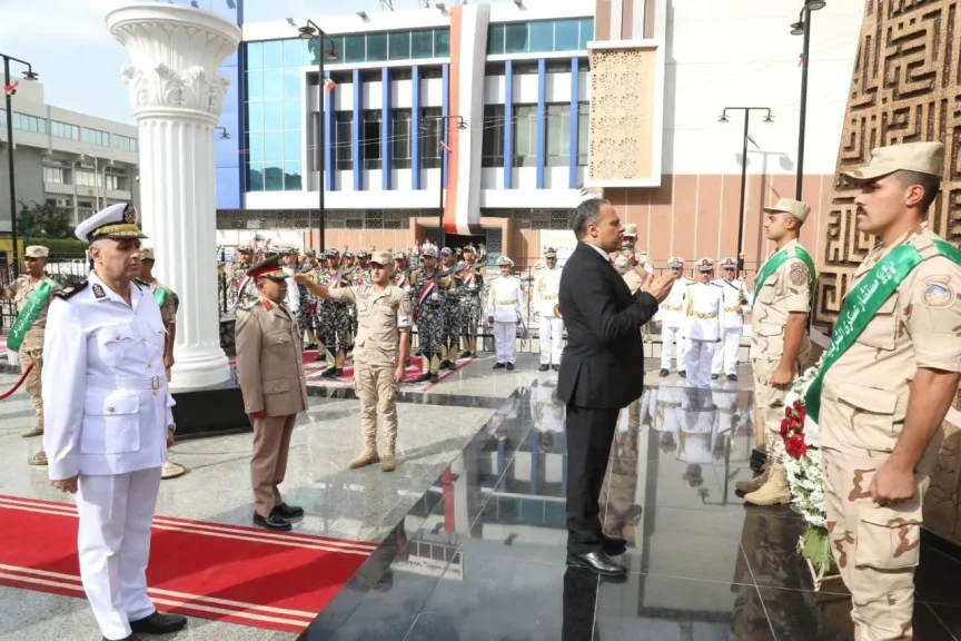 محافظ الشرقية يضع إكليلاً من الزهور على النصب التذكاري للشهداء بمدينة الزقازيق
