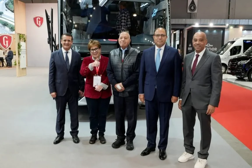 سفير مصر في بلجيكا يتفقد جناح ”جيوشي” لصناعة وسائل النقل بمعرض Busworld 2025