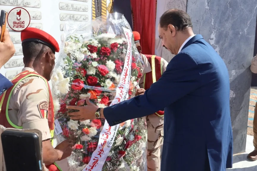 محافظ سوهاج يضع إكليلا من الزهور على النصب التذكاري لشهداء أكتوبر