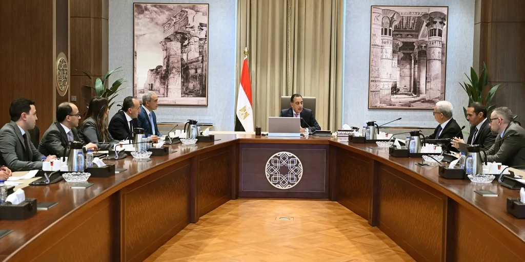 رئيس الوزراء يجتمع مع أعضاء اللجنة الاستشارية للاقتصاد الكلي