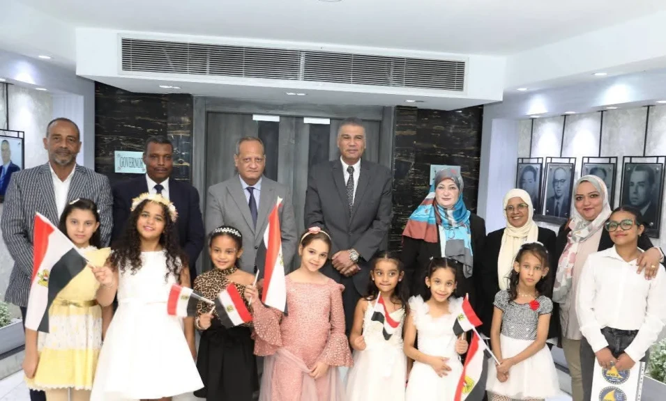 طلاب مدارس أسوان الرسمية للغات يهنئون المحافظ بذكرى نصر أكتوبر