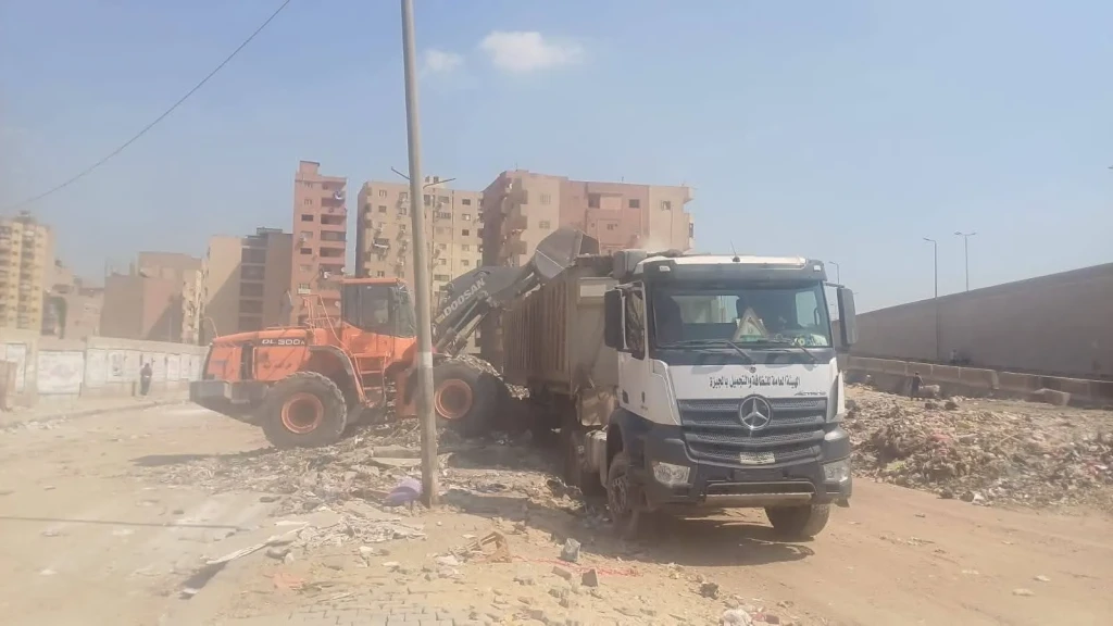 محافظة الجيزة ترفع 600 طن مخلفات هدم وبناء بحي العمرانية
