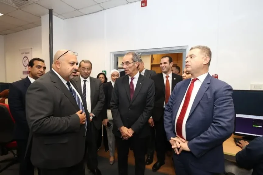 وزير الاتصالات يزور شركتين مصريتين فى الأقصر وقنا تعملان فى مجال تقديم خدمات تكنولوجيا المعلومات لعملائهما فى السوق المحلى