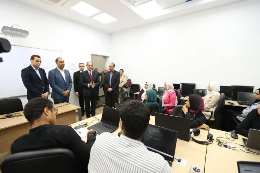 وزير الاتصالات يلتقى مجموعة من المتدربين والمهنيين المستقلين وخريجى البرامج التدريبية للوزارة