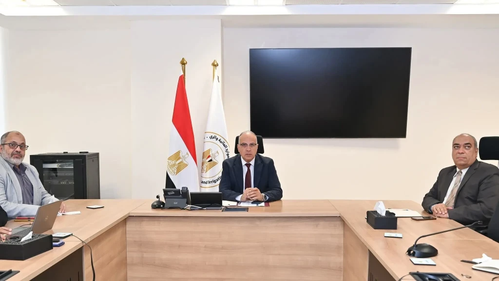وزير الري يتابع أعمال الصيانة والتأهيل الجارية لحائط رشيد البحرى