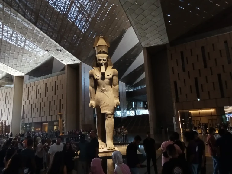تمثال رمسيس الثاني من ميت رهينة إلى البهو العظيم بالمتحف المصري الكبير