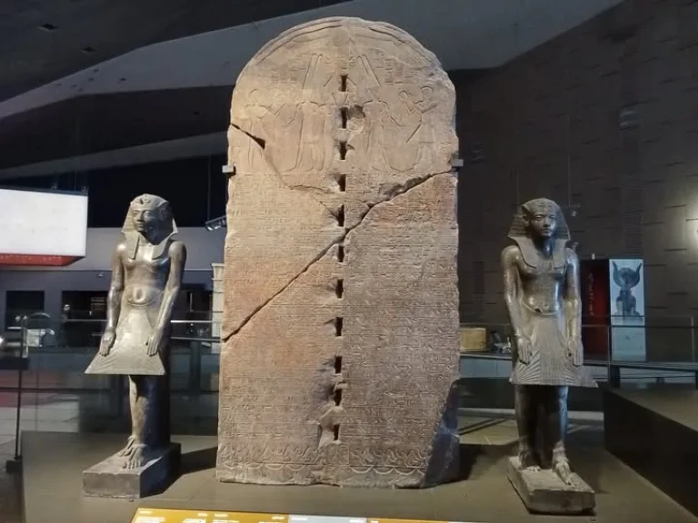 لوحة إصلاحات توت عنخ آمون وثيقة عودة الحياة لمصر القديمة في ثوبها الجديد بالمتحف المصري الكبير