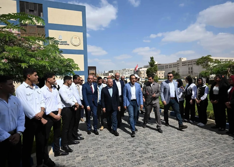 رئيس الوزراء يتفقد مدرسة ”إيجيبت جولد” الثانوية للتكنولوجيا التطبيقية المتخصصة في صناعة الحلي والمجوهرات