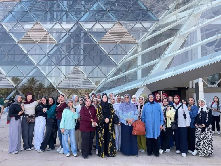طلاب جامعة أسيوط الأهلية في زيارة ثقافية للمتحف المصري الكبير والمتحف القومي للحضارة بالقاهرة
