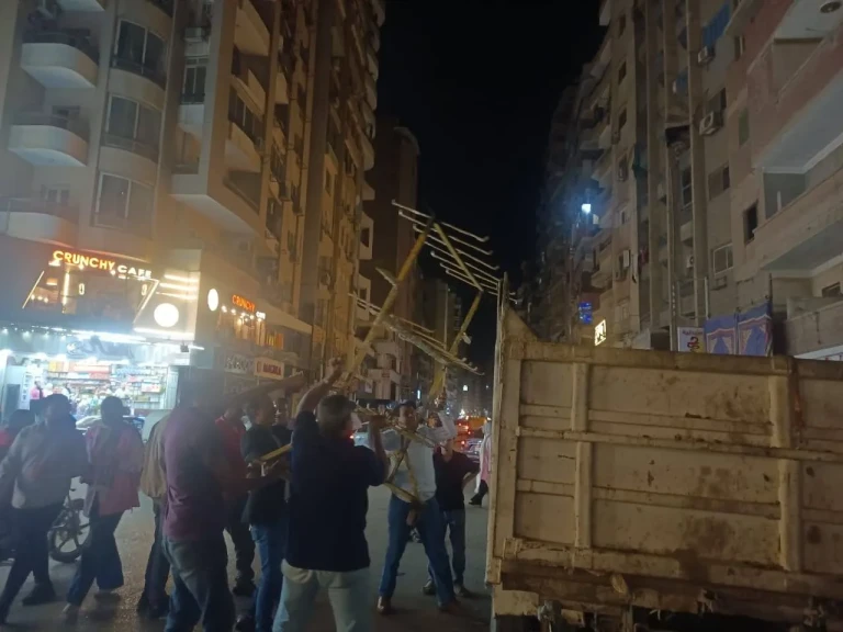 للقضاء على المظاهر العشوائية وتحقيق الانضباط..شارع طلبة عويضة بمدينة الزقازيق يشهد حملة مكبرة لرفع الإشغالات والتعديات و الباعة الجائلين