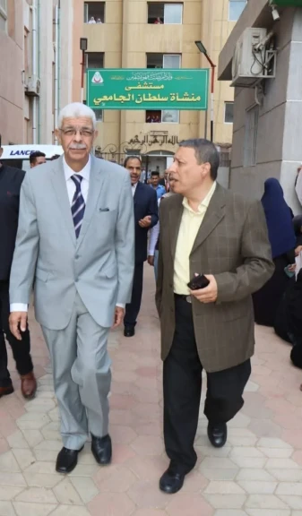 رئيس جامعة المنوفية يتفقد مستشفى منشأة سلطان الجامعي