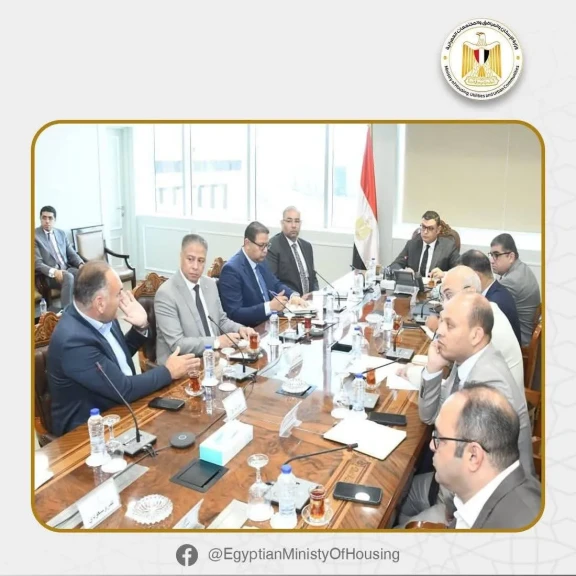 وزير الإسكان يعقد اجتماعاً مع مسئولي شركة ”فاوندرز للتطوير العقاري
