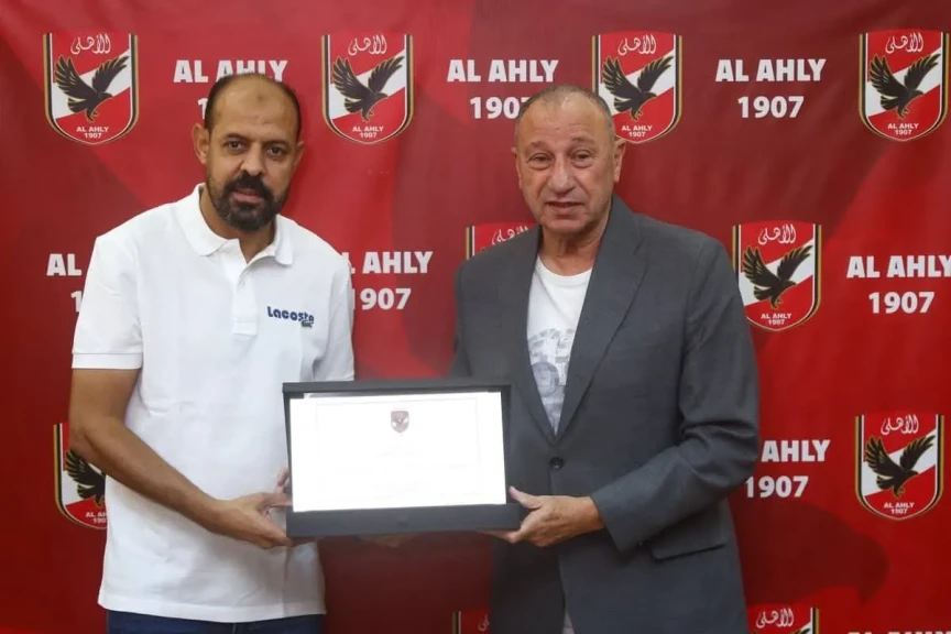 الخطيب يُكرم عماد النحاس تقديرًا لجهوده مع الأهلي