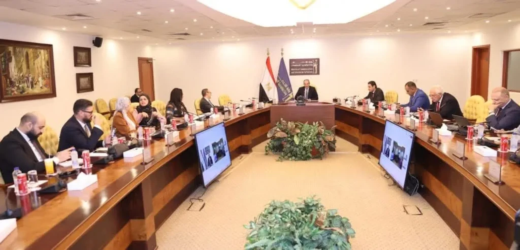 دكتور عمرو طلعت يجتمع بأعضاء لجنة حماية حقوق مستخدمى الاتصالات