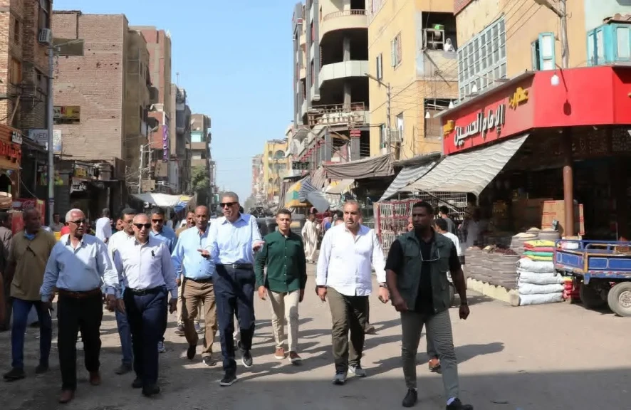 محافظ أسوان يواصل جولاته الميدانية بتفقد شارع بور سعيد