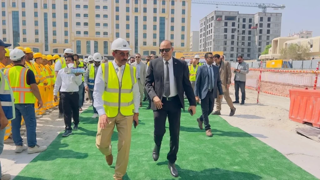 وزير العمل يزور موقع عمل شركة المقاولون العرب ويلتقي مع العمال والمهندسين وقيادات الشركة