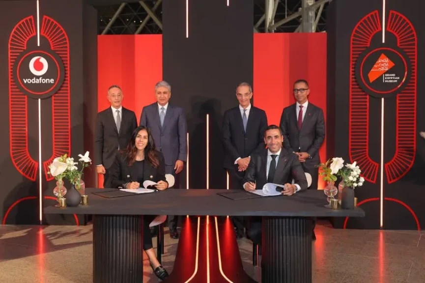 وزيرا الاتصالات والسياحة يشهدان توقيع اتفاقية الشراكة الاستراتيجية بين مشغل الخدمات بالمتحف المصرى الكبير و فودافون مصر