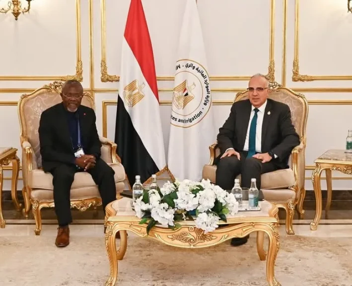 وزير الري يلتقى المدير التنفيذي للجنة الوطنية لمياه الشرب والصرف الصحي بدولة ليبيريا