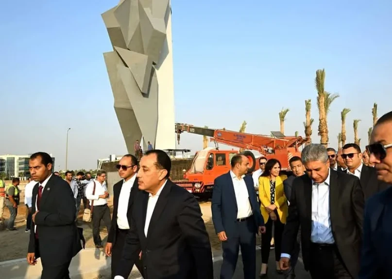 رئيس الوزراء يطمئن ميدانيا على الانتهاء من أعمال تطوير المنطقة المحيطة بالمتحف المصري الكبير