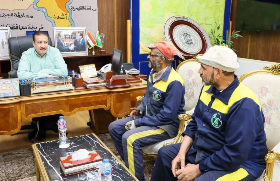 محافظ المنوفية يلتقى عدد من عمال النظافة بمكتبه