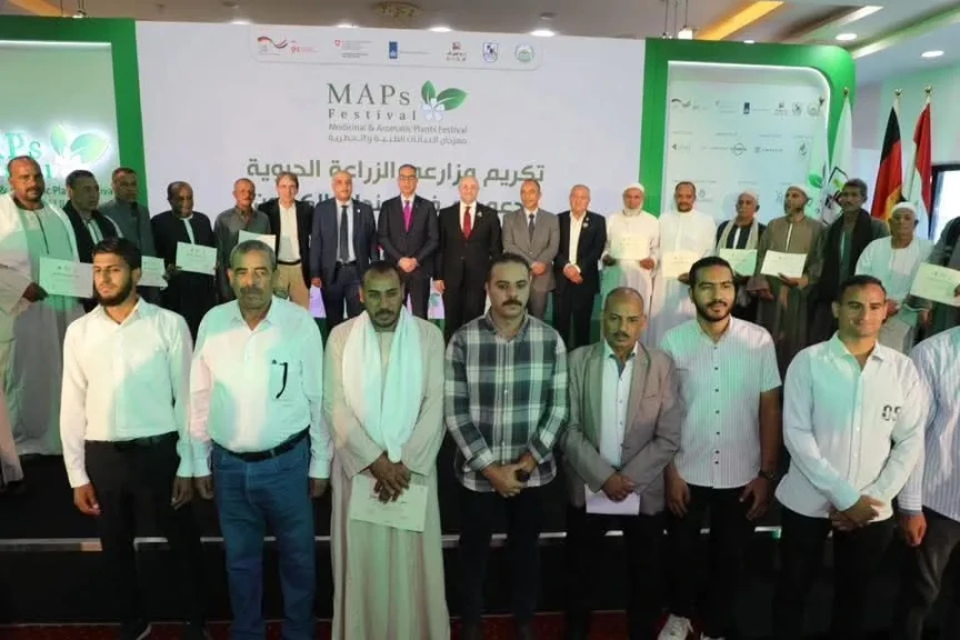 محافظ بني سويف  يُكرم عدداً من  المزارعين المتميزين