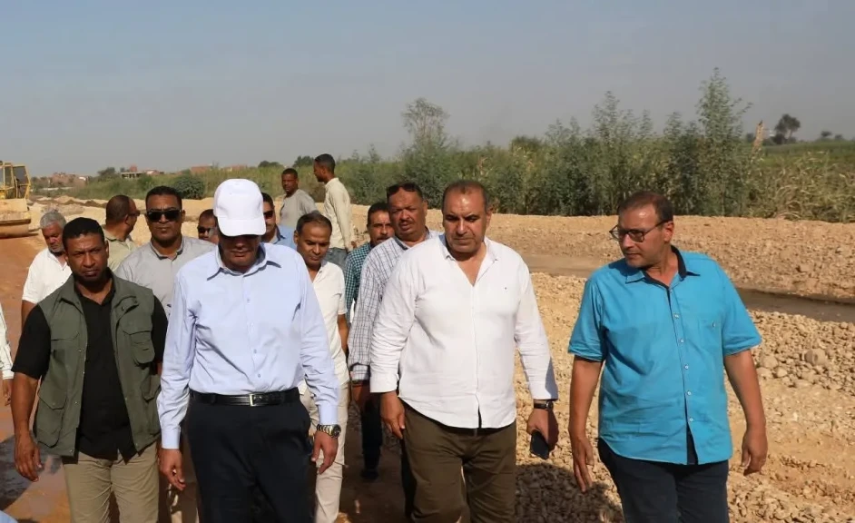 محافظ أسوان يتفقد مشروع الطريق الرابط بين كوبرى أبو السلاسل ومزلقان النجاجرة بكوم أمبو
