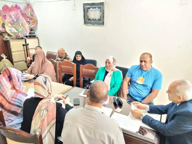 تنفيذًا لتوجيهات محافظ دمياط... السكرتير العام المساعد يترأس لجنة تسكين الوحدات الأولى بالرعاية بعزبة البرج