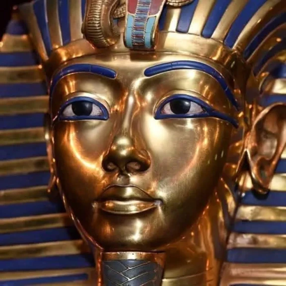 القناع الذهبي للملك توت عنخ آمون في المتحف المصري الكبير