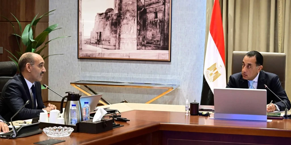 رئيس الوزراء يستعرض مع الرئيس التنفيذي لوكالة الفضاء المصرية مستجدات برنامج الفضاء الوطني