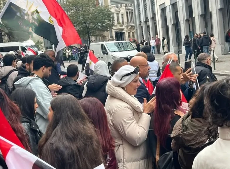 الجاليات المصرية في بلجيكا وأوروبا ترحب بالرئيس السيسي لدي وصوله مقر إقامته ببروكسل