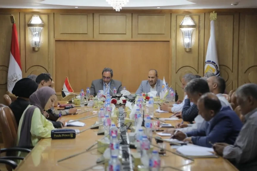 محافظ قنا يبحث آليات الإسراع في طرح مشروعات الخطة الاستثمارية لتحسين جودة حياة المواطنين