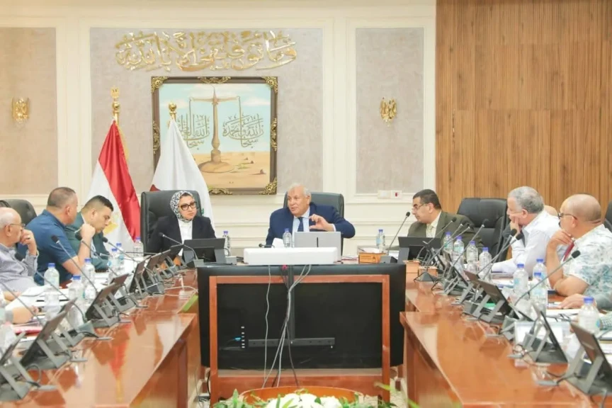 محافظ الوادي الجديد يترأس اجتماع مجلس إدارة صندوق استصلاح الأراضي