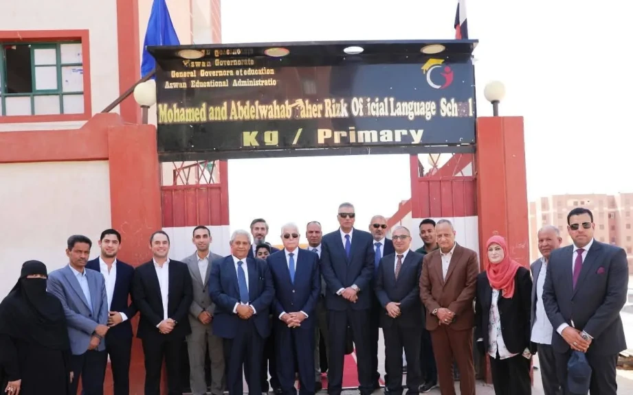 مستشار رئيس الجمهورية للتنمية المحلية ومحافظ أسوان يقومان بزيارة  لمدرسة محمد وعبد الوهاب