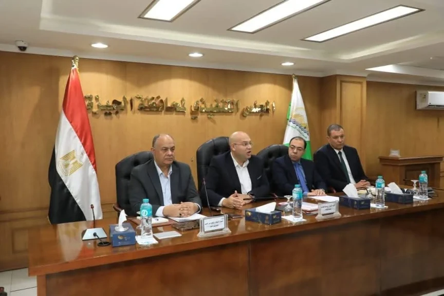 نائب محافظ الجيزة يناقش موقف مشروعات الصرف الصحي ببشتيل وحضر الجيزة