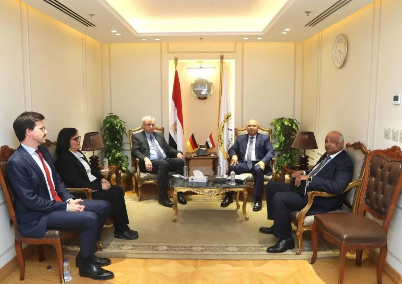 وزير الصناعة والنقل يبحث مع سفير ألمانيا بالقاهرة سبل تعزيز التعاون المشترك