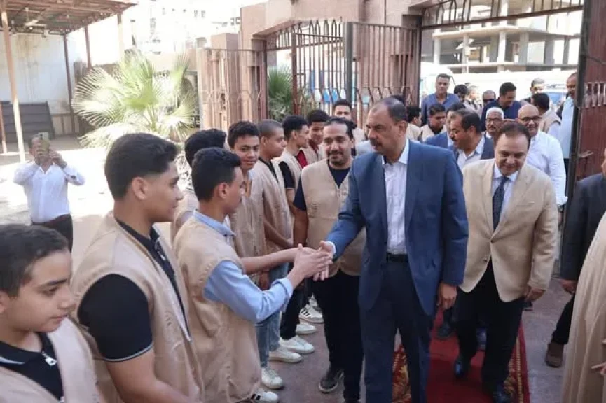 محافظ سوهاج يتفقد الخدمات المقدمة علي هامش مبادرة “صحح مفاهيمك”