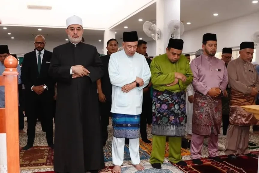 مفتي الجمهورية يؤدي صلاة الجمعة بمسجد القدوس في العاصمة الماليزية كوالالمبور