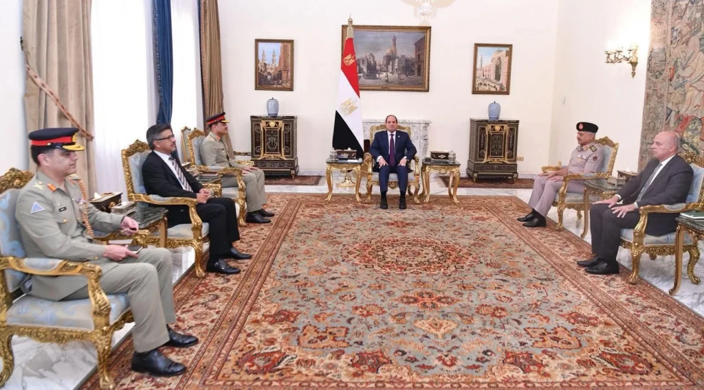 الرئيس السيسي يستقبل رئيس أركان القوات البرية الباكستانية بقصر الاتحادية