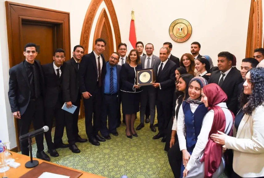 وزير الخارجية يلتقي بمجموعة من طلاب جامعة بدر وزير الخارجية يلتقي بمجموعة من طلاب جامعة بدر