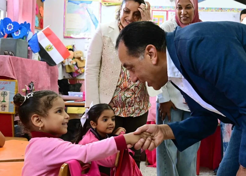 رئيس الوزراء يغير مسار جولته بمحافظة السويس ويتفقد مدرسة ”محمد حافظ” الابتدائية رئيس الوزراء يغير مسار جولته بمحافظة السويس ويتفقد مدرسة ”محمد حافظ” الابتدائية